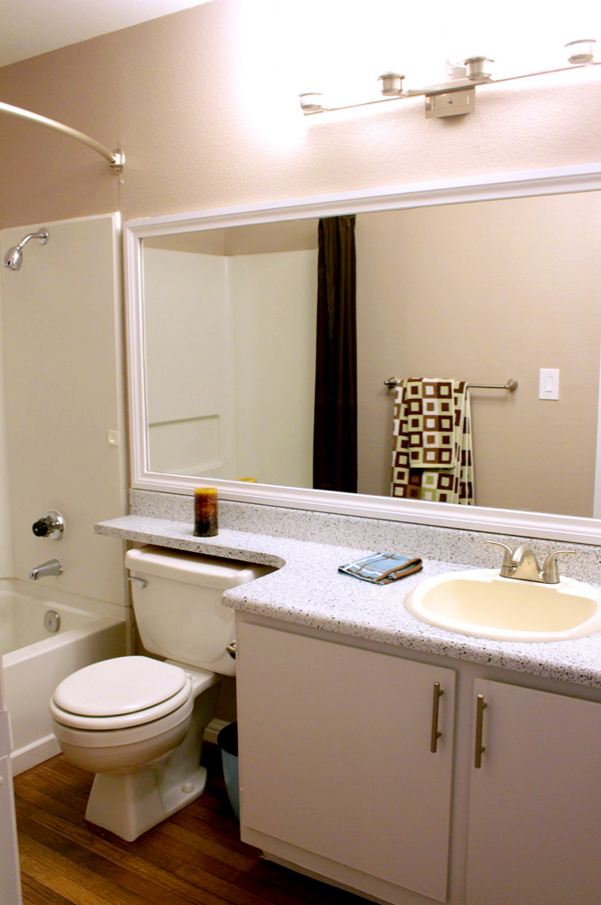 Photo of a clean, modern bathroom in the apartment